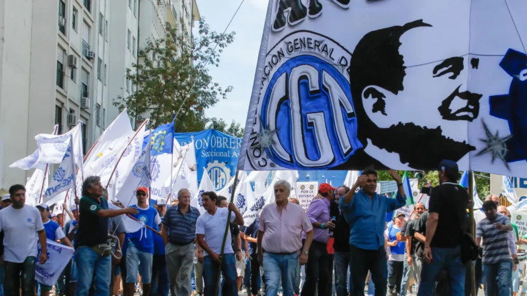 Bandera de la CGT en una movilización en defensa de la educación pública