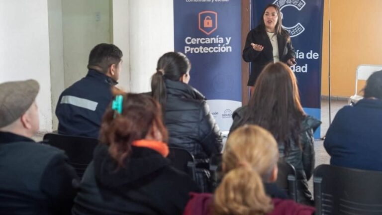 Charla de prevención sobre ciberdelitos en centro vecinal de la Capital