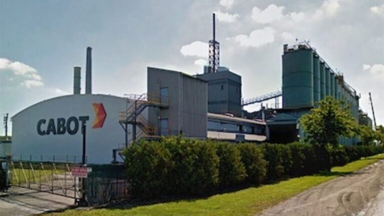 Vista exterior de la planta de Cabot Argentina en Campana, provincia de Buenos Aires