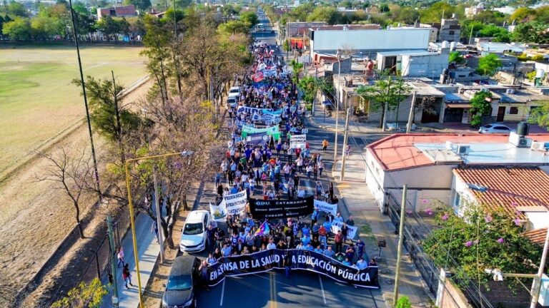 Estudiantes y docentes marchando con carteles por la universidad pública