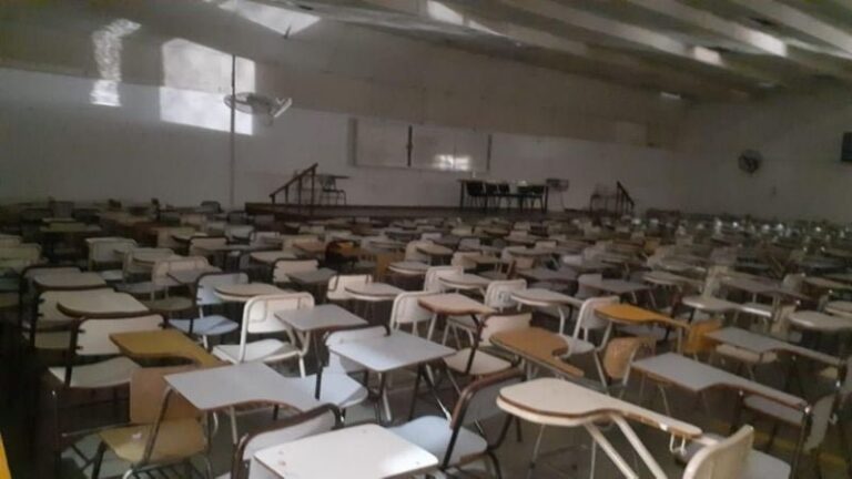 Docentes universitarios en protesta con carteles