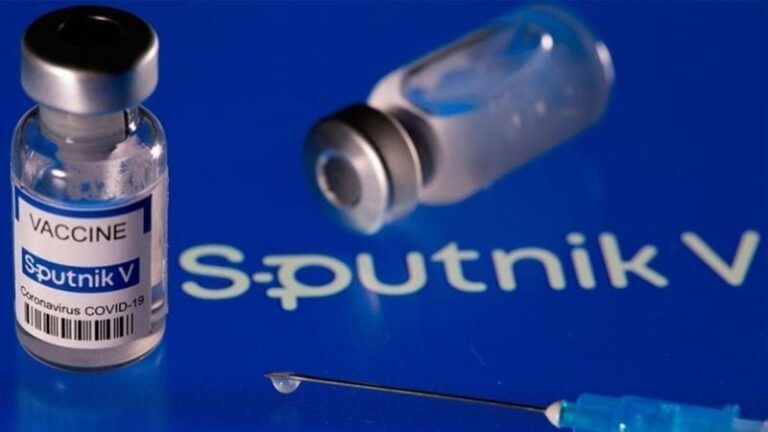 Imagen ilustrativa de la vacuna Sputnik V y documentos judiciales
