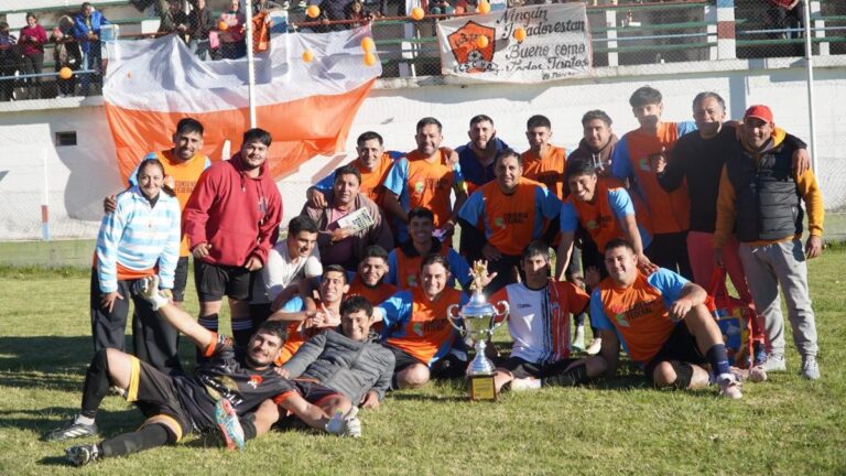 Partido de fútbol en el Complejo Deportivo Juan Higinio Vedia de Aconquija durante la Copa Intermunicipal