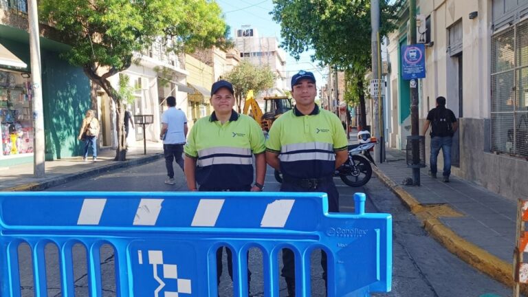 Cartel de desvío vehicular en el microcentro de Catamarca