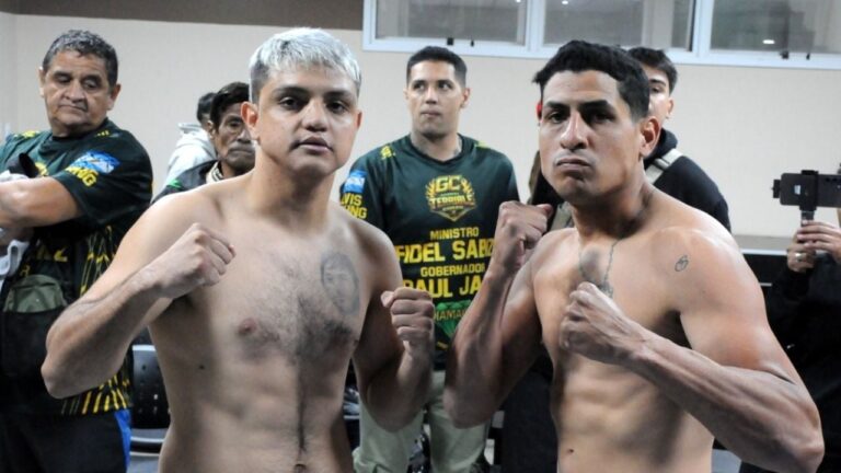 Peleadores Gabriel Corzo y Simón González en el ring durante el pesaje oficial