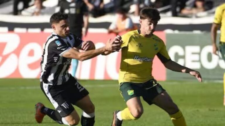 Jugadores de Defensa y Justicia durante el partido ante Gimnasia de Mendoza