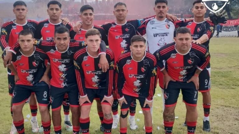 Jugadores de Defensores de Esquiú celebrando la clasificación a la final del Torneo Provincial 2026