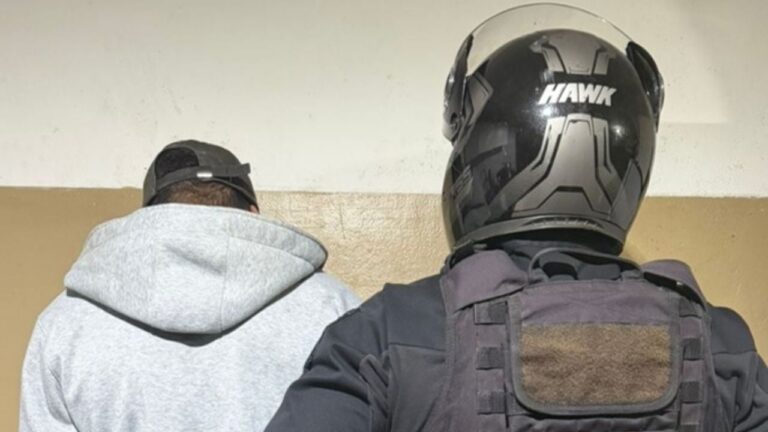 Policía en operativo nocturno frente a local gastronómico en la Capital