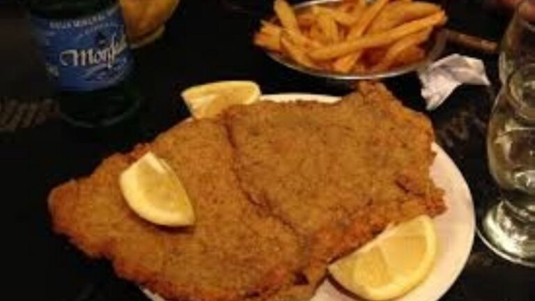 Milanesa con papas fritas y limón, plato típico argentino