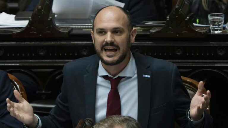 Diputados discutiendo en el recinto