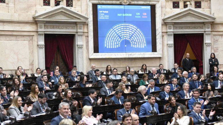 Sesión en la Cámara de Diputados con legisladores debatiendo en el recinto