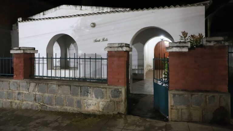 Fachada de la histórica Casa Santa Rita en Pomán, Catamarca