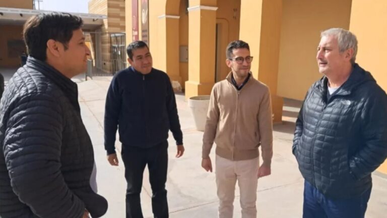 Éber Ludueña y el intendente Ernesto Andrada en reunión en Tinogasta