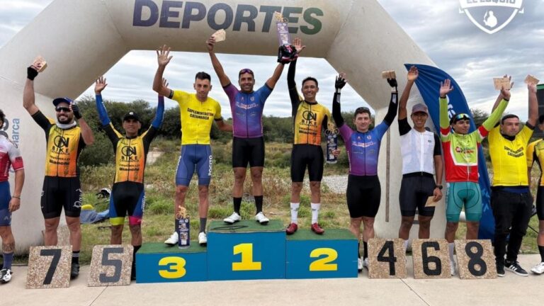 Ciclistas compitiendo en la Costanera del Río del Valle durante el Gran Premio Primo Prevedello