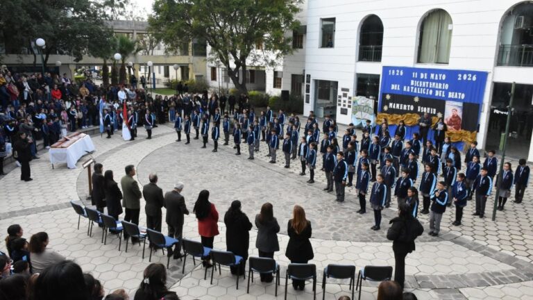 Estudiantes de sexto grado de La Fray durante la Promesa de Lealtad a la Constitución