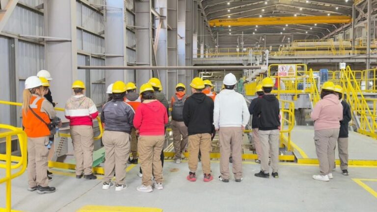 Estudiantes recorriendo la planta de procesos de la empresa Zijin Liex en Tinogasta