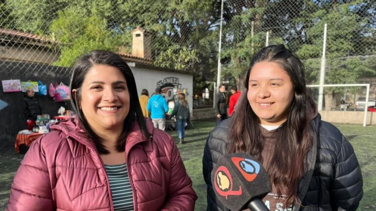 Feria Vos Sos la Estrella en Valle Viejo con stands de emprendedores y público recorriendo los puestos
