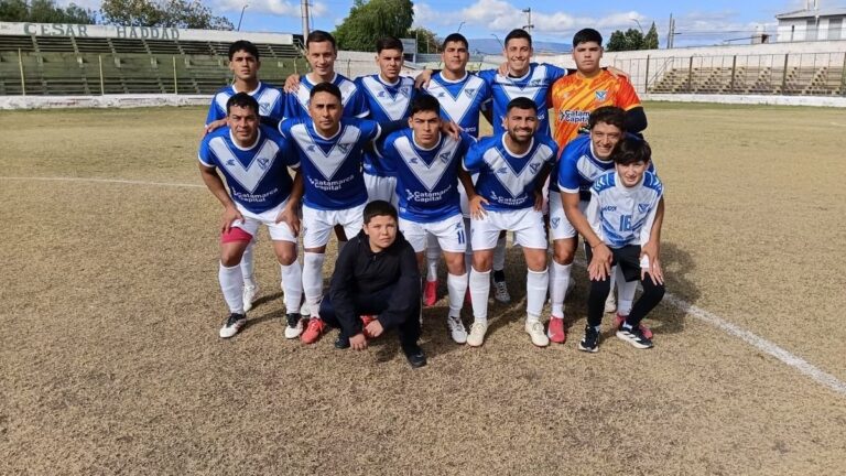 Partido de fútbol entre Ferro de Chumbicha y Atlético Policial en cancha de Independiente de Huillapima