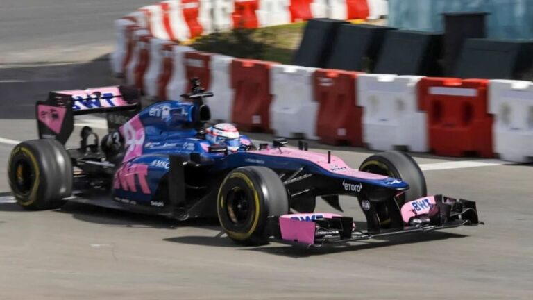 Monoplaza de Fórmula 1 en pista durante una carrera