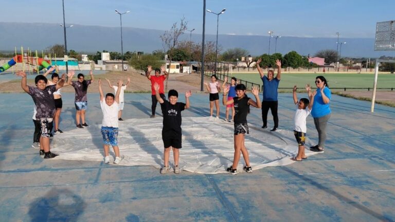 Niños y niñas participando en actividades del programa FRIDA en un barrio de la Capital de Catamarca