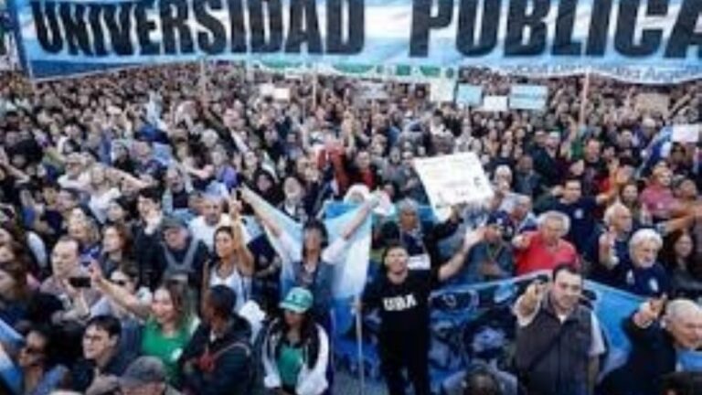 Manifestantes en la marcha universitaria en el centro porteño