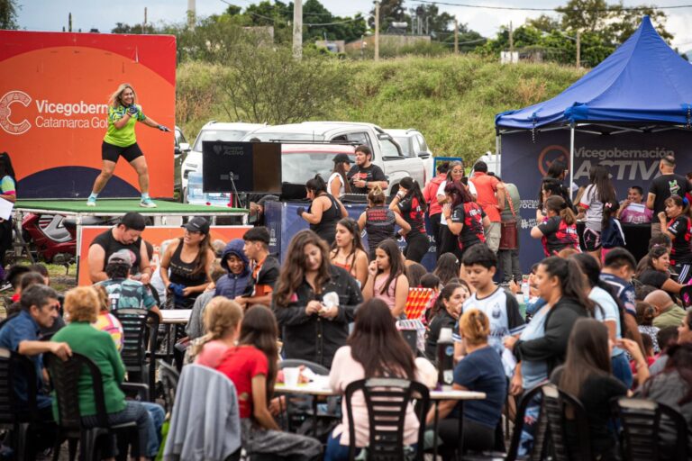 Familias reunidas en el Velódromo Sur durante la jornada de Bienestar Activo