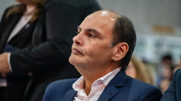 Gustavo Saadi durante el lanzamiento del programa AURA de becas universitarias en Catamarca