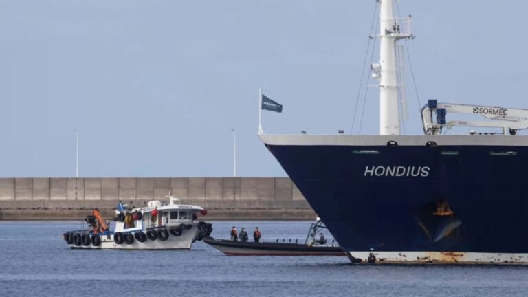 Imagen del crucero MV Hondius en el puerto de Ushuaia