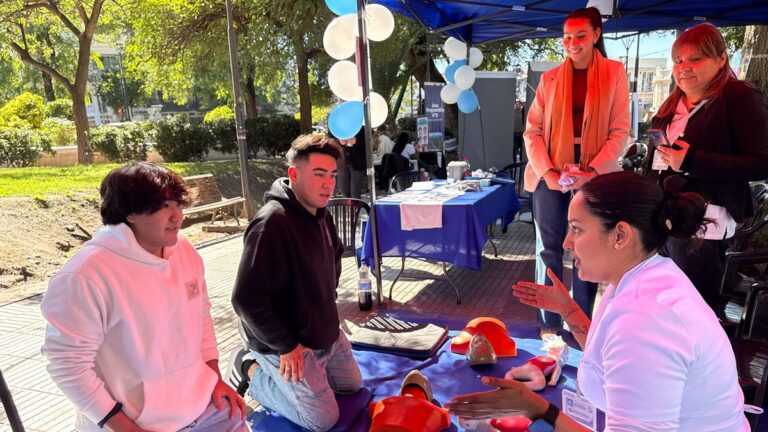 Stand de la III Expo Enfermería en la Plaza 25 de Mayo con actividades de prevención y promoción de la salud
