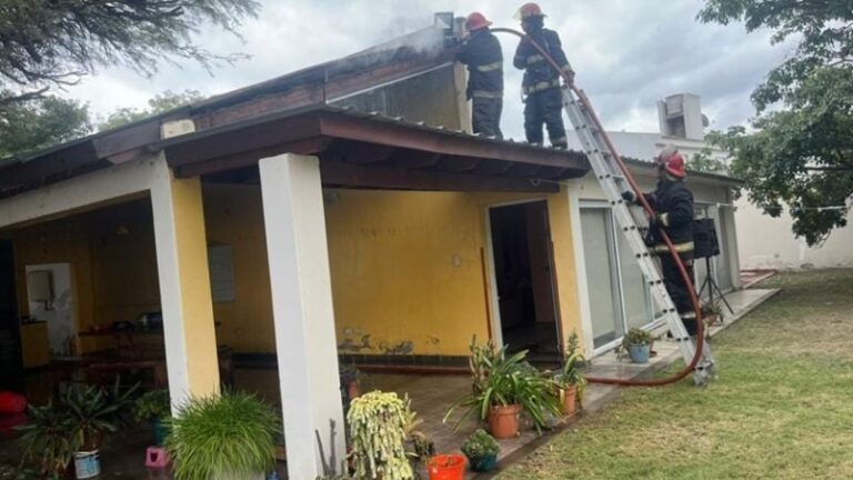 Bomberos sofocando incendio en vivienda de avenida Los Misioneros
