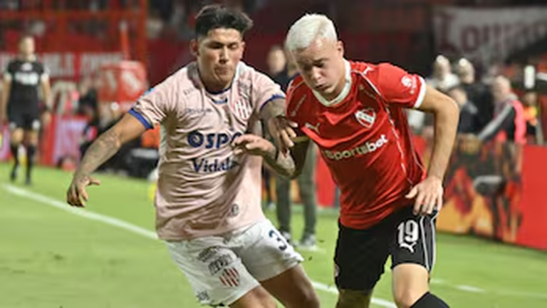 Partido de fútbol entre Independiente y Unión en el Estadio Coloso Marcelo Bielsa