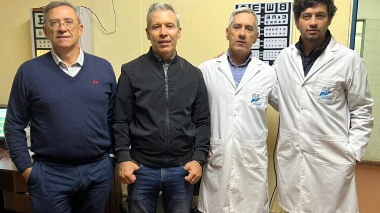Equipo médico realizando un trasplante de córnea en el Hospital San Juan Bautista