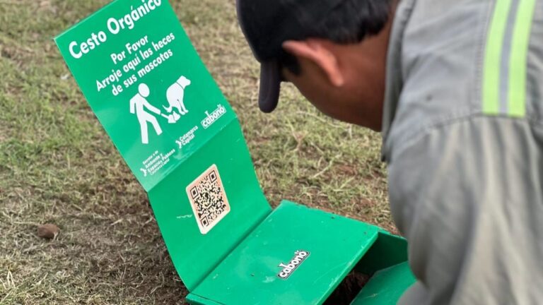 Cesto orgánico Cabono para residuos de mascotas en el Parque Adán Quiroga