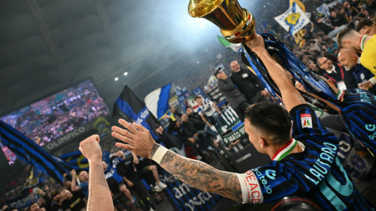 Jugadores del Inter de Milán celebrando el título de la Copa Italia con la copa en el campo