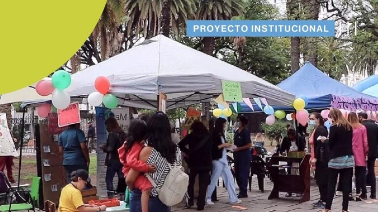Cartel de ExpoEnfermería 2026 en la Plaza 25 de Mayo de Catamarca