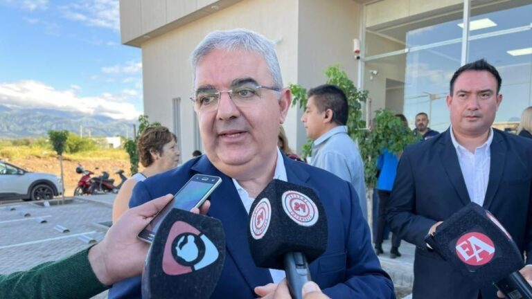 Gobernador Raúl Jalil durante declaraciones sobre regalías mineras y obras públicas en Catamarca