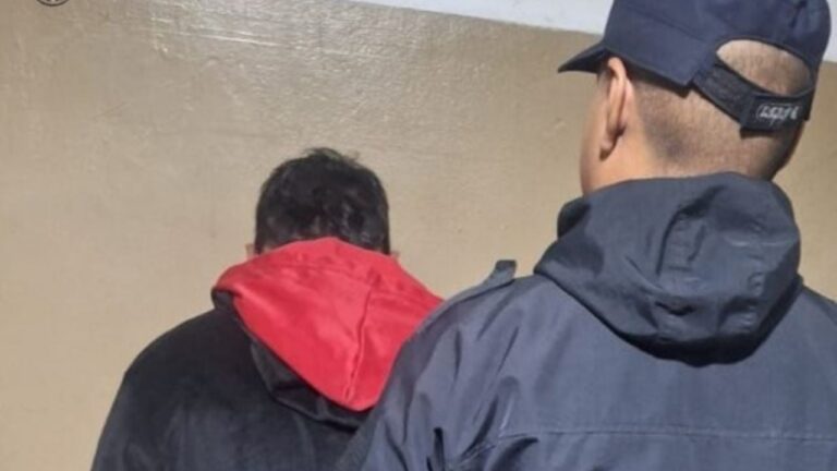 Policía en la esquina de avenida Colón y calle Gral. Roca en Catamarca