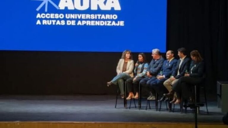 Jóvenes de Santa María en evento de becas del programa AURA