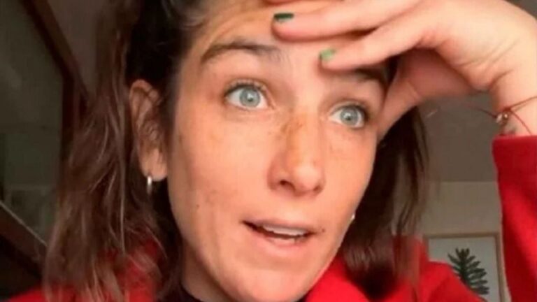 Juana Repetto sostiene a su hijo Belisario con hielo en la cabeza en una clínica