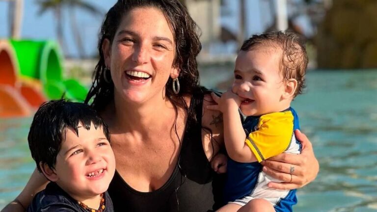 Juana Repetto sonriendo en un momento cotidiano durante su maternidad