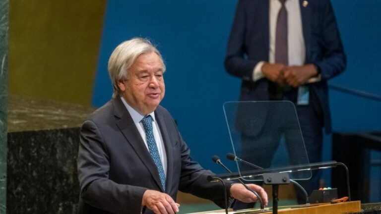 Reunión de la ONU con banderas de Rusia y Ucrania de fondo