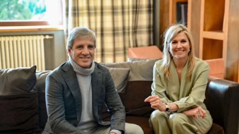Luis Caputo y la reina Máxima durante su reunión en Bariloche