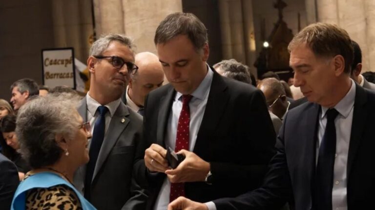 Manuel Adorni, jefe de Gabinete, en una conferencia de prensa