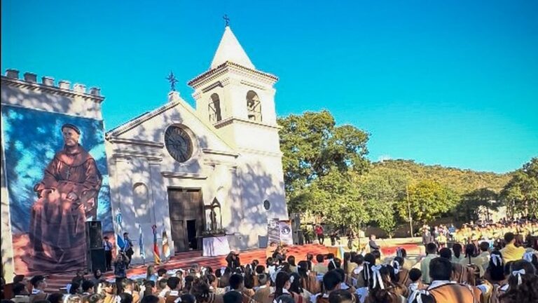 Estudiantes prometiendo lealtad a la Constitución en la explanada de la Iglesia de San José en Piedra Blanca