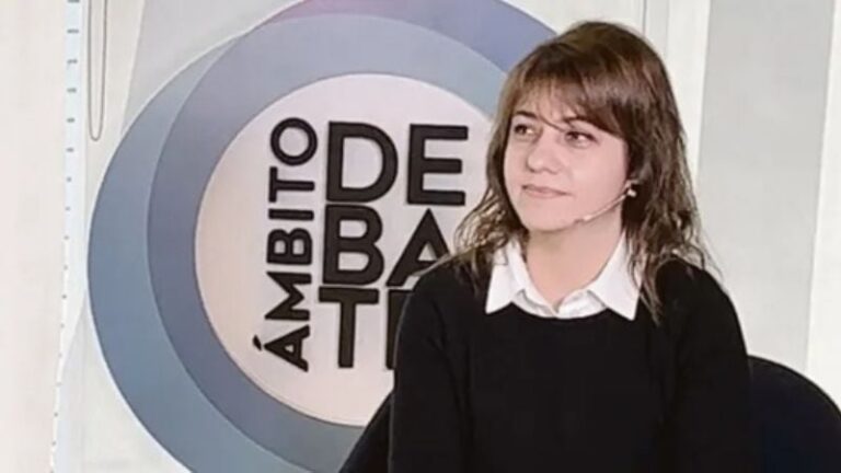 Ministra de Educación Andrea Soria en conferencia de prensa