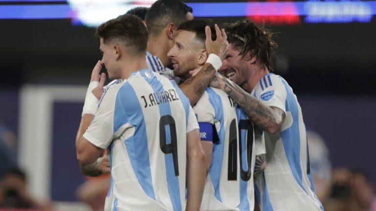 Hinchas argentinos con banderas en un estadio de fútbol