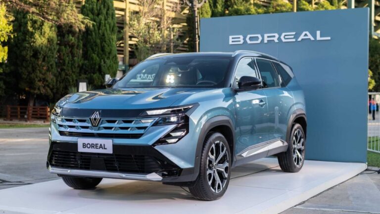 Renault Boreal SUV color gris estacionado en paisaje de Catamarca