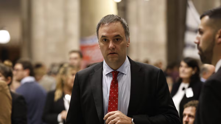 Fachada del country Indio Cuá, donde se alquilaron propiedades vinculadas a la causa contra Manuel Adorni