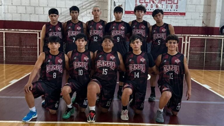 Jugadores de Olimpia celebrando la clasificación a la final del Torneo Preparación U17 de básquet en Catamarca