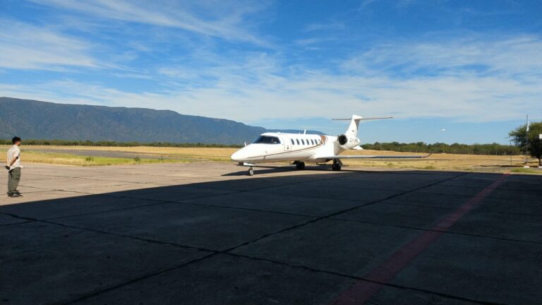 Avión sanitario estacionado en pista de aeropuerto